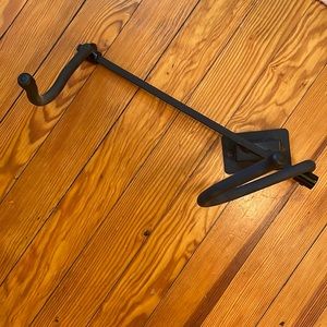 Alto or tenor saxophone wall mount